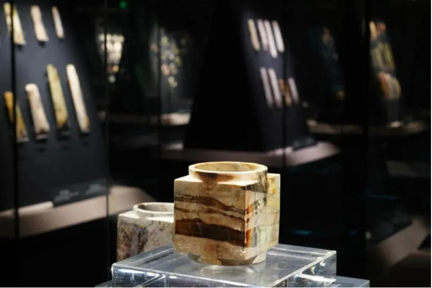 看到這張照片，你是不是以為玉琮在“裸展”？沒(méi)錯(cuò)，確實(shí)像。但它真的沒(méi)有裸展