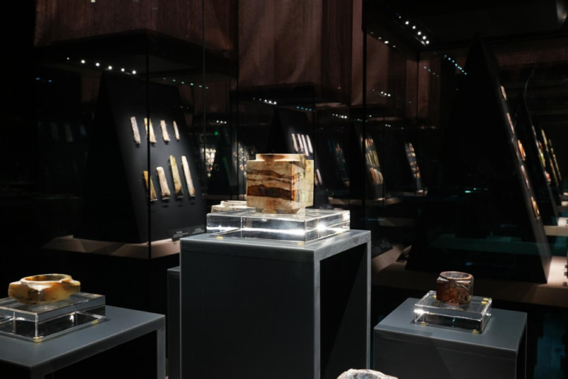 玉石展柜區(qū)，因?yàn)榈头床ＡУ募映?，更顯通透